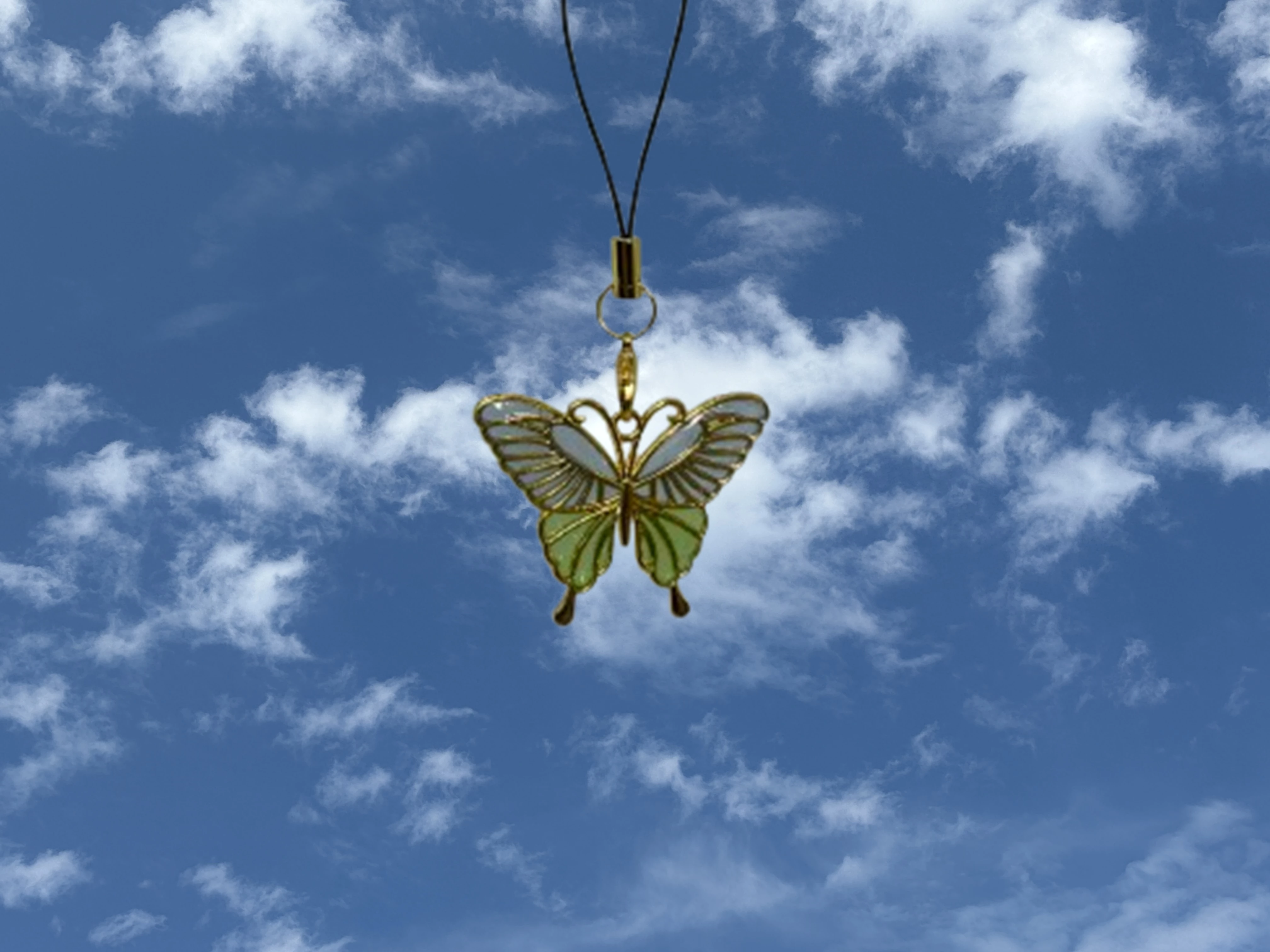 空に舞う蝶のレジンアクセサリー